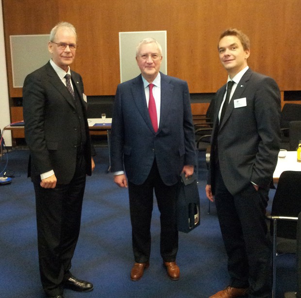 Präsident Albrecht Hornbach (l.) und Hauptgeschäftsführer Dr. Tibor Müller bedankten sich bei Manfred Güllner für einen interessanten Vortrag. Foto: Pfalz-Express/Ahme