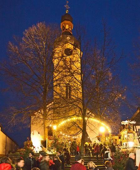 Stimmungsvoll und ganz besonders: Der Anneresl zieht jedes Jahr Besucher aus der ganzen Südpfalz an. Der Turm von Sankt Michael bildet das Zentrum des „Anneresl“ Foto: Trauth
