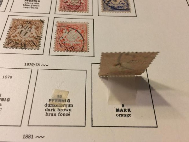 Viele Merkmale spielen eine Rolle beim wert einer Briefmarke - sogar Falz und Gummierung. Fotos: Pfalz-Express/Licht