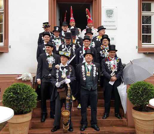 Die Hagenbacher Narren vor dem Rathaus gaben den Startschuss für die närrische Saison- Foto: v. privat