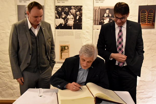 Christian Sterzing trägt sich ins Goldene Buch der Stadt ein. Foto: ld