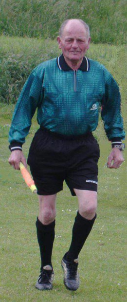 Josef Lippl als dynamischer Schiedsrichter. Foto: privat