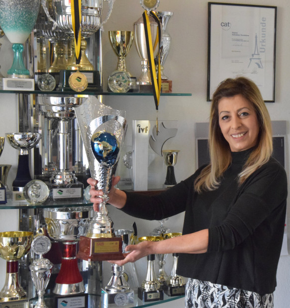Selma mit ihrem Weltmeister-Pokal. Foto: hse