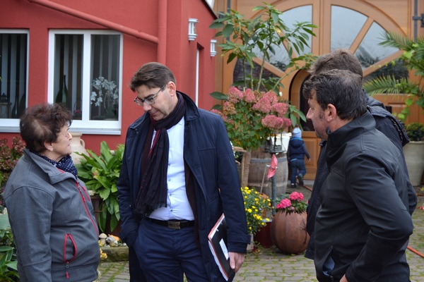 Bei der OB-Sprechstunde und dem anschließenden Dorfrundgang in Mörlheim kam Oberbürgermeister Thomas Hirsch mit den Bürgerinnen und Bürgern ins Gespräch. Foto: ld