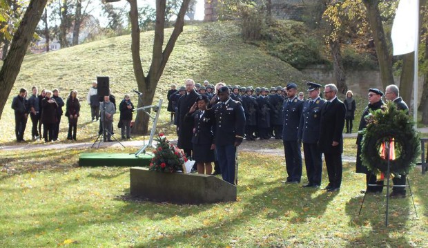 Auch Vertreters des US-Depots in Germersheim waren zu Ehren der Toten und Gefallenen bei der Zeremonie dabei.