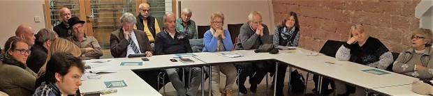 Blick in die prominent besetzte Teilnehmer-Runde, die aufmerksam die Ergebnisse der Marktbefragung als Diskussionsgrundlage zur Kenntnis nimmt. Foto: hi