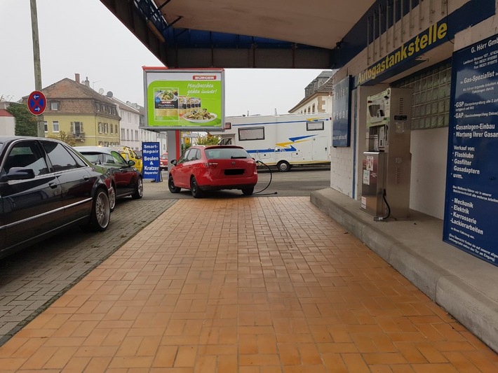 An den Tankrüssel hatte die Fahrerin nicht mehr gedacht.. Foto: pol nw