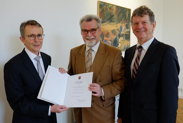 V.li.: Dr. Werner Follmann, Justizminister Herbert Mertin und  Herrn Ernst Merz. Foto: Justizministerium RLP