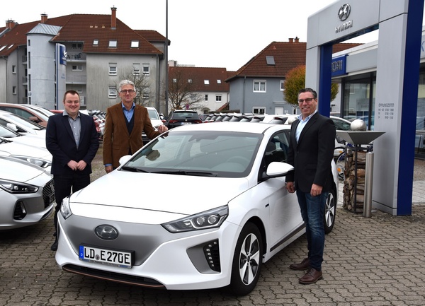 ESW-Vorstand Dr. Thomas Waßmuth (M.) gemeinsam mit dem Leiter des ESEL-Projekts, Dr. Robert Grajcarek (l.), und dem Geschäftsführer der Kowalski-Group, Boris Stadel (r.), bei der Übergabe des neuen Hyundai Ioniq Elektro. Foto: ld 