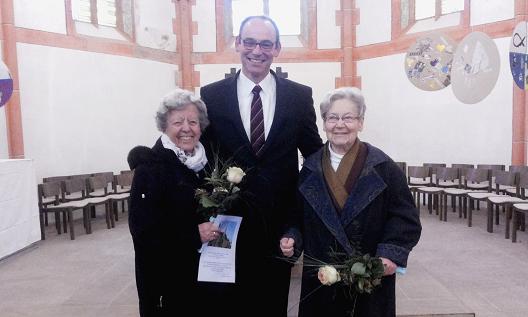 Dekan Zoller mit den beiden Jubilarinnen. Foto: v. privat