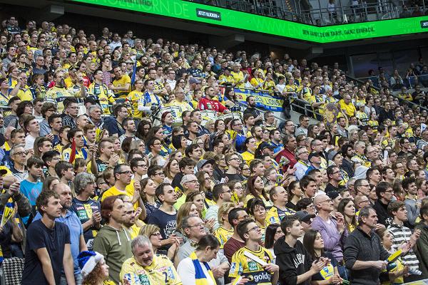 Voll besetzte Ränge in der Arena. Foto: Harry Hohl