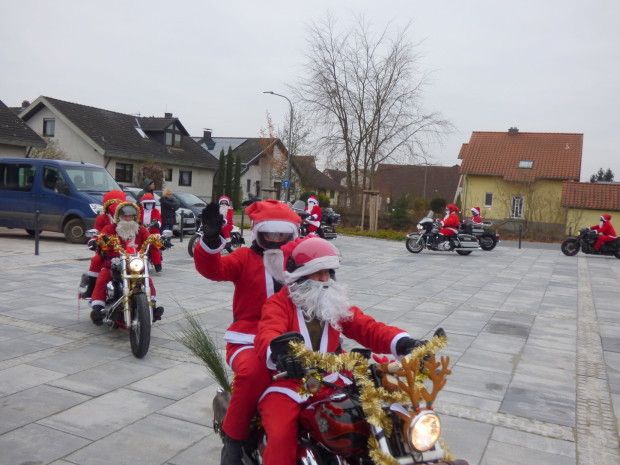 Ein großes Hallo gab es, als die Santas auf den Rohrbacher Schulhof einfuhren. Fotos: Pfalz-Express/Ahme