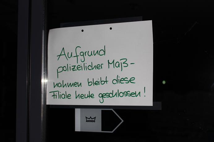 Polizeischild am dm-Markt in Kandel, wo die 15-jährige Mia erstochen wurde. Foto: Pfalz-Express