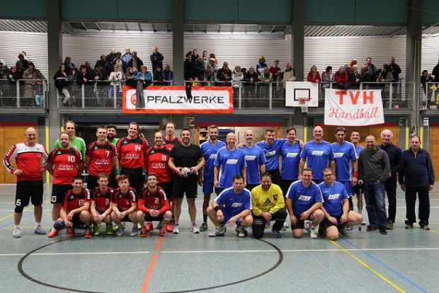 In blauen Trikots hintere Reihe von links; Christian Bürger, Alexander Hartmaier, Felix Dahm, Per Otto Schüller (Gastspieler – früher Wörth)), Roman Vogt, Alexander Job, Ulli Spettmann (Gastspieler Friesenheim), Christian Job, Torsten Frei –mit Krücke – Wilfried Job und damaliger Betreuer Eugen Götz; knieend von links: Rüdiger Benz, Torwart Andreas Röll, Sascha Minet und Heiko Götz.