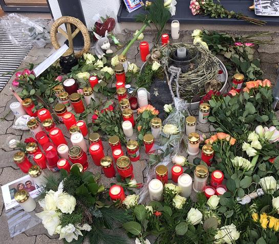 Kerzen und Blumen zum Gedenken neben dem Eingang des dm-Markts. Fotos: Pfalz-Express/Licht