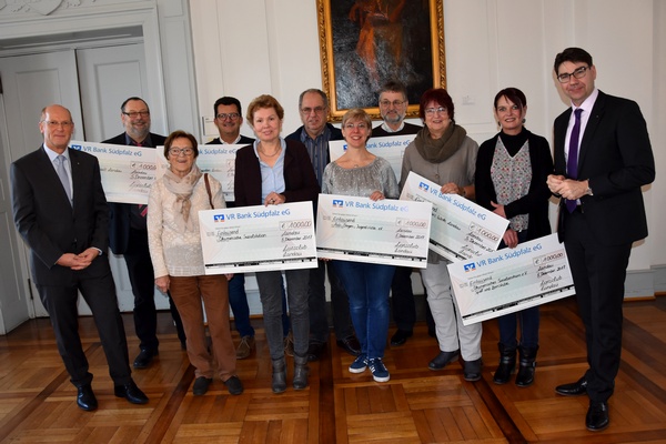 Feierstunde im Rathaus: Sieben soziale Einrichtungen aus der Region durften sich über eine Spende des Lions Clubs Landau in Höhe von je 1.000 Euro freuen. Foto: ld