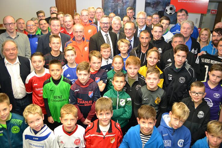 Die Fußballjugend freut sich. Foto: Sparkasse