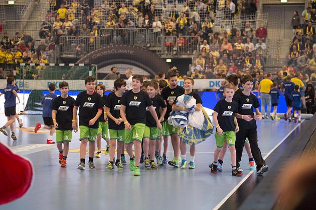 Banner eingerollt - das Spiel kann beginnen. Foto: Harry Hohl