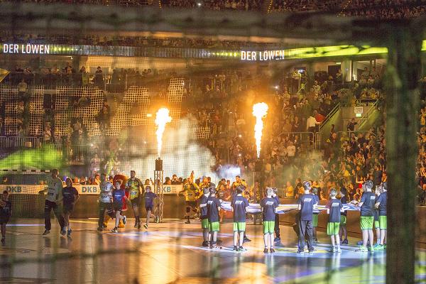 Wörther D-Jugend mit ihrem Banner beim Einlauf der Löwen. Foto: Harry Hohl