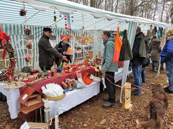 Besonderes Ambiente: Ein Weihnachtsmarkt im Wald. Foto: red