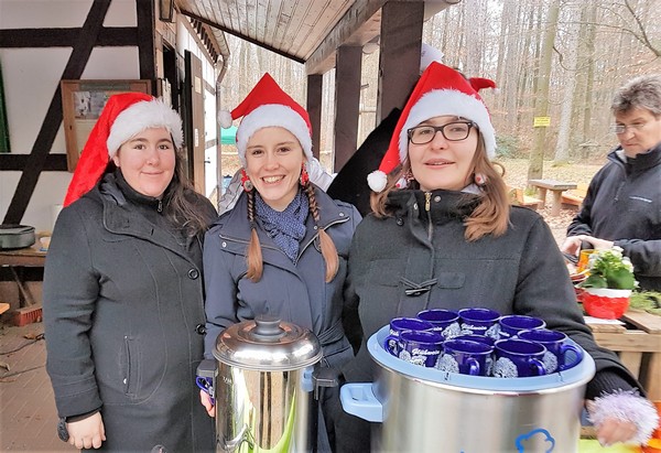 Michaela Stephan (links) mit ihrem Weihnachs-Hütten-Team freut sich darauf, am Weihnachtsmarkt für einen guten Zweck die Waffeleisen glühen zu lassen. Foto: hi