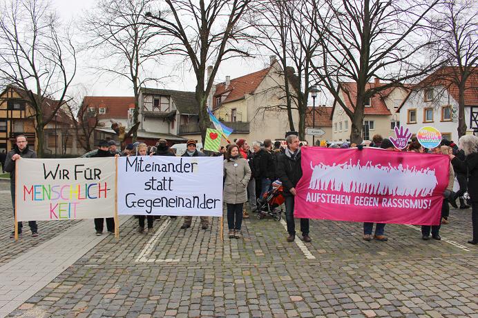 Das Anti-Rassismus-Bündnis zu Beginn der Demo. Fotos: Pfalz-Express/Licht Fotostrecke und Videos am Textende