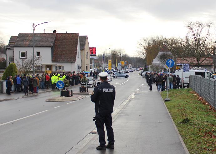 Die Polizei hatte die Situation im Griff - die drei Parteien wurden konsequent auseinander gehalten. Fotos und Video: Pfalz-Express/Licht