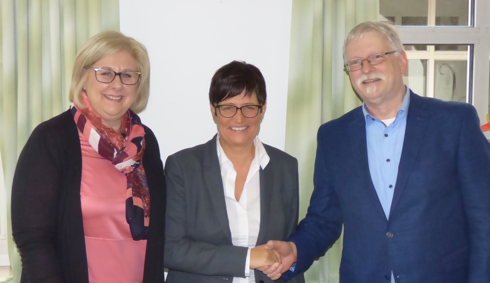 Ludiwg Lintz wurde zum Bürgermeisterkandidaten der Edenkobener CDU nominiert. Gratulation von Christine Schneider (Mitte) und Angelika Fesenmeyer. Foto: Pfalz-Express/Ahme