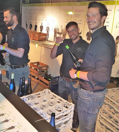 Die Jungwinzer konnten 1800 Flaschen Wein unters Volk bringen. Foto: Hirschmann