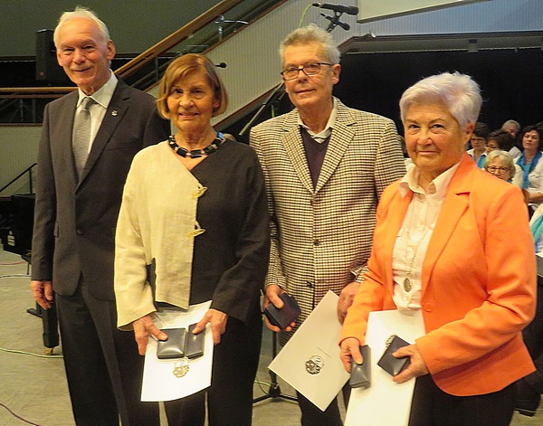 Bürgermeister Lothar Lorch gratuliert den Trägern der Verdienstmedaille: Rita Thiel, Bernd Kastenholz und Dorle Dorsch. Es fehlt Armin Jung, der seine Auszeichnung nachträglich erhalten wird. Foto: red
