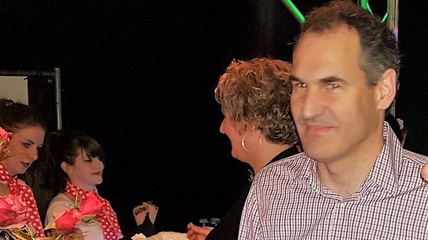 Auch Landrat Seefeldt war gut gelaunter Gast in der Rundsporthalle. Foto: Hirschmann