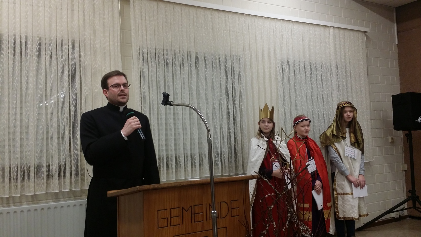 Die Sternsinger trugen etwas vor. Foto: Pfalz-Express/Ahme