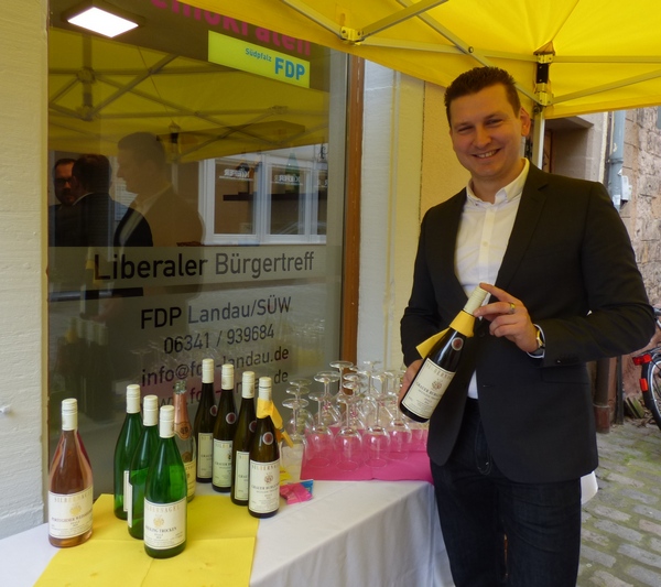 Auch ein guter südpfälzer Wein gehört zu einer gelungenen Veranstaltung. Foto: Pfalz-Express/Ahme