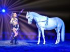 Ann-Katrin-Bossert-mit-weissem-Pferd-Epple