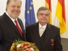 hetterich-und-beck-mit-blumenstrauss