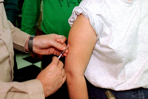 Impfung in den Arm mit einer Spritze