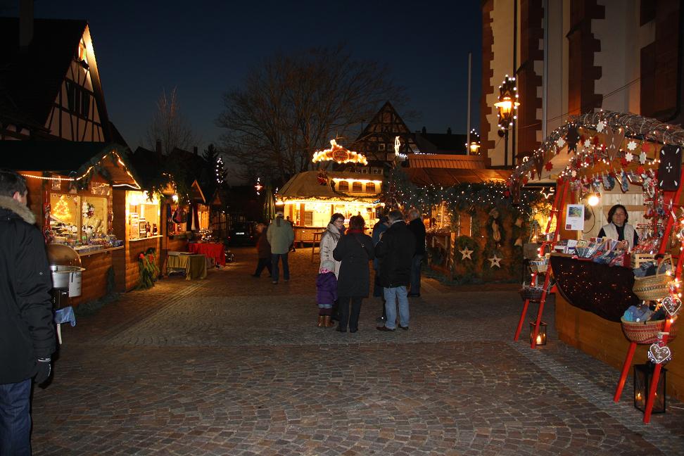 Kandeler Christkindelmarkt 2023: Weihnachtswelt rund um die St. Georgskirche