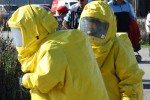 Feuerwehrleute mit Gasanzügen