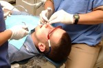 Patient beim Zahnarzt.