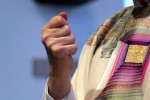 Priester ballt die Faust