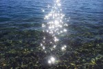 Glitzernde Sonnenstrahlen am See