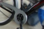 Kind liegt neben einem umgestürzten Fahrrad