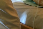 Ein Pfleger richtete das Bett in einer Senioreneinrichtung