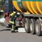 Feuerwehrleute beseitigen ausgelaufene Betriebsstoffe