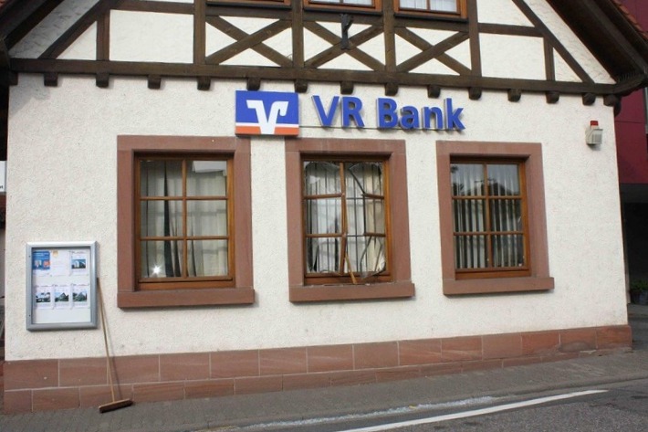 Steinfeld: Geldautomat bei VR Bank gesprengt - Pfalz-Express