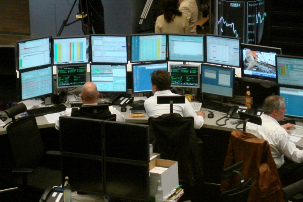 Börsenmakler vor Computerbildschirmen beobachten die Aktienkurse
