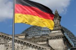 Deutschlandfahne über dem Reichstag.