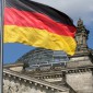 Deutschlandfahne über dem Reichstag.