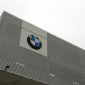 BMW Logo an einem Gebäude