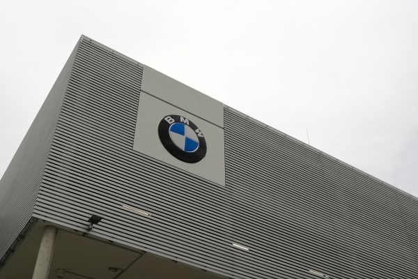 BMW Logo an einem Gebäude